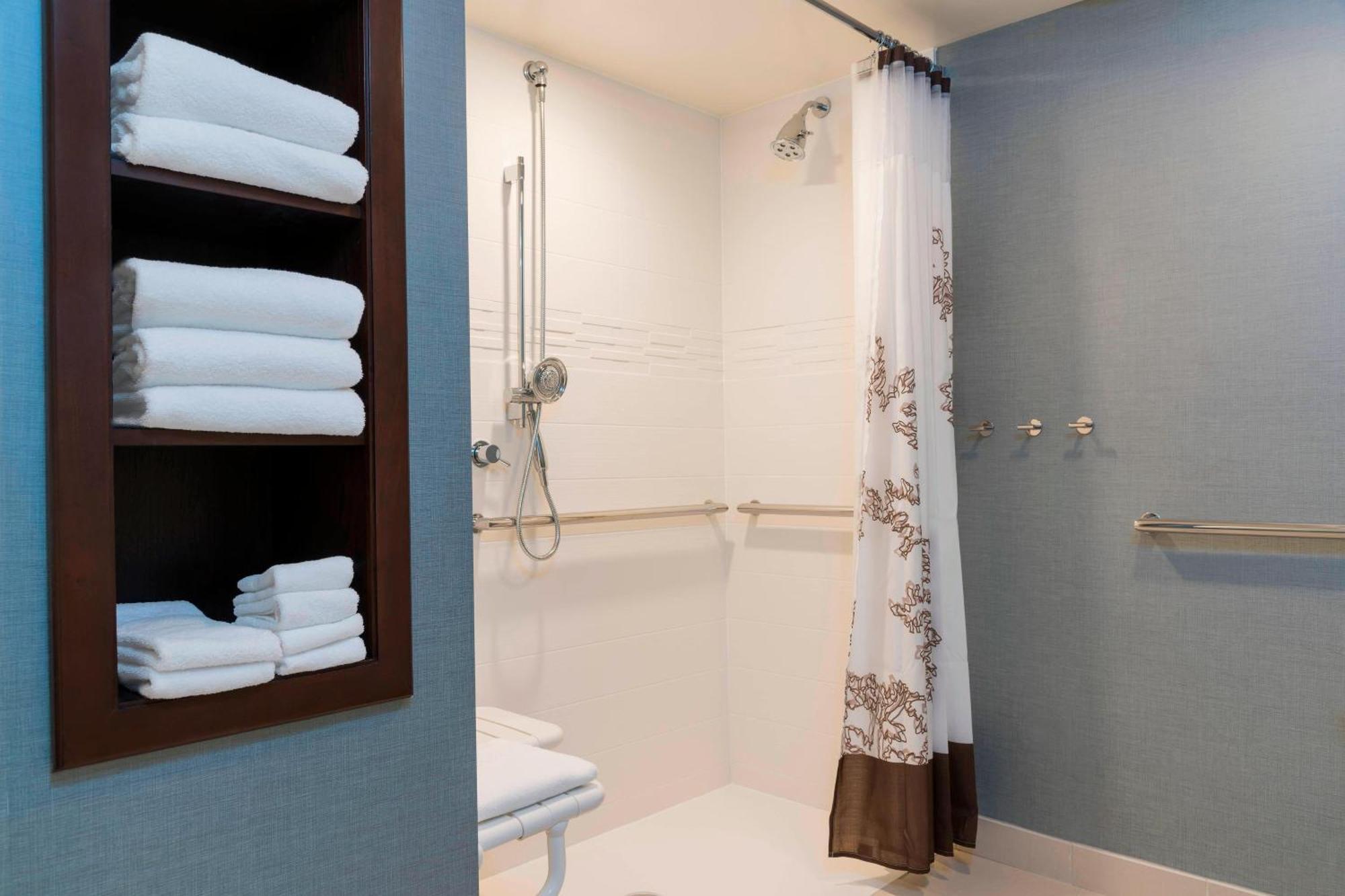 Hotel By Marriott Milwaukee West Wauwatosa