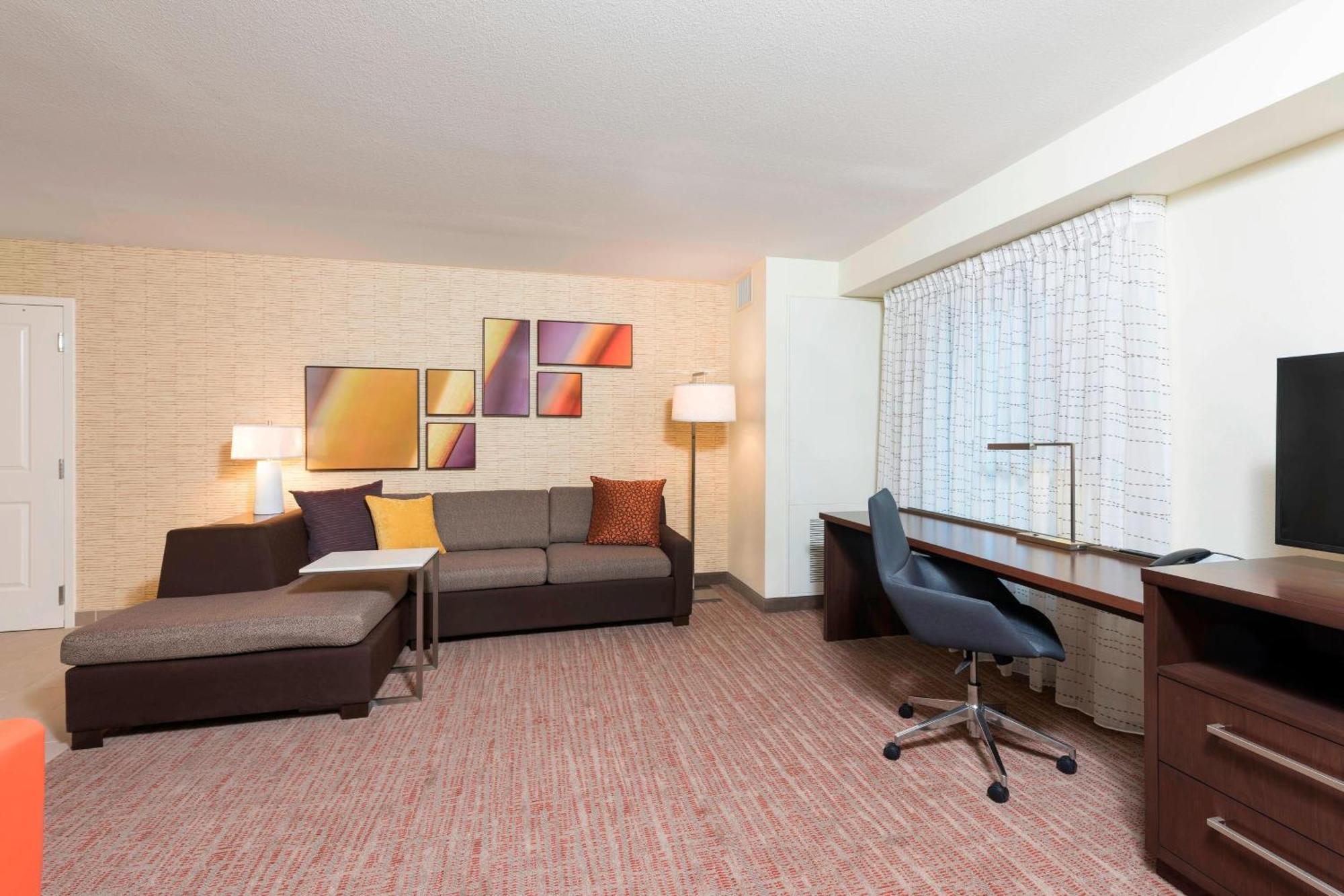Hotel By Marriott Milwaukee West 3*