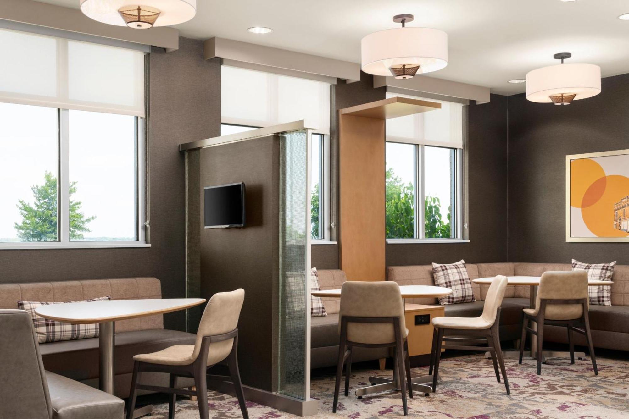By Marriott Milwaukee West Hotel 3*