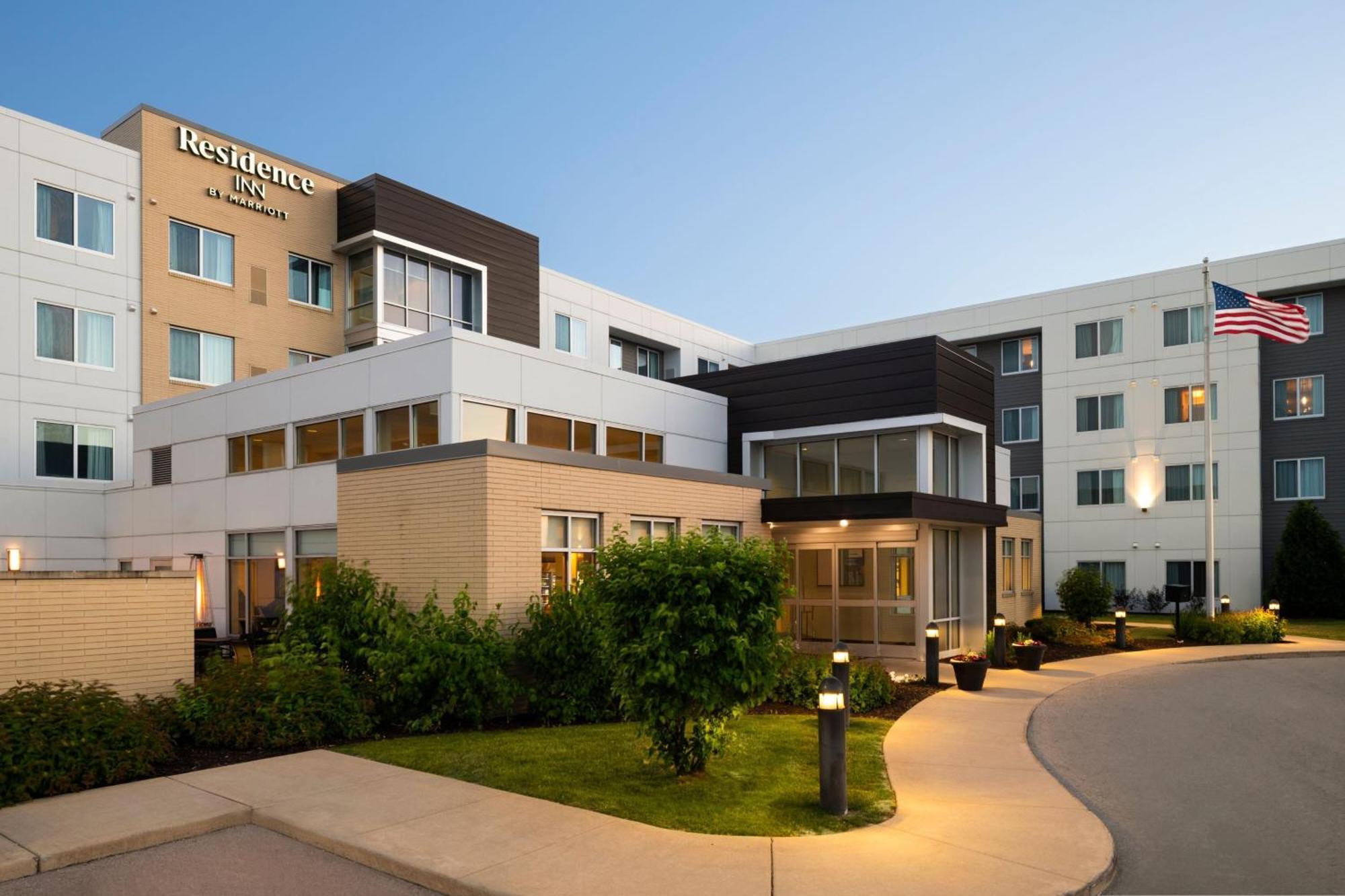 By Marriott Milwaukee West Hotel Wauwatosa